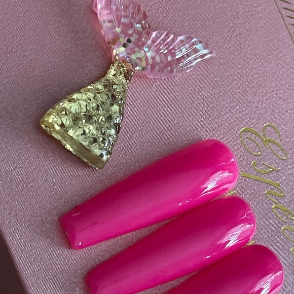 Press on nail ready to go ❤️ - Picture 6 of 9